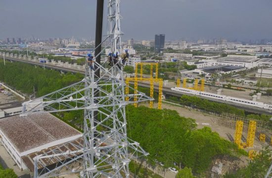 施工人员在线路迁改施工作业现场组立新铁塔